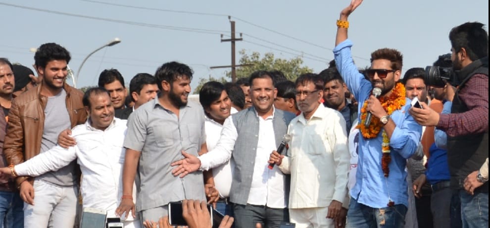 Manveer Gujjar Welcome peers fiercely hoopla raised, while hanging on the roof of the car dance
