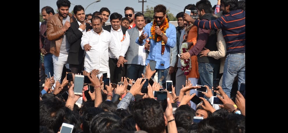 Manveer Gujjar Welcome peers fiercely hoopla raised, while hanging on the roof of the car dance