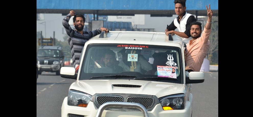 Manveer Gujjar Welcome peers fiercely hoopla raised, while hanging on the roof of the car dance