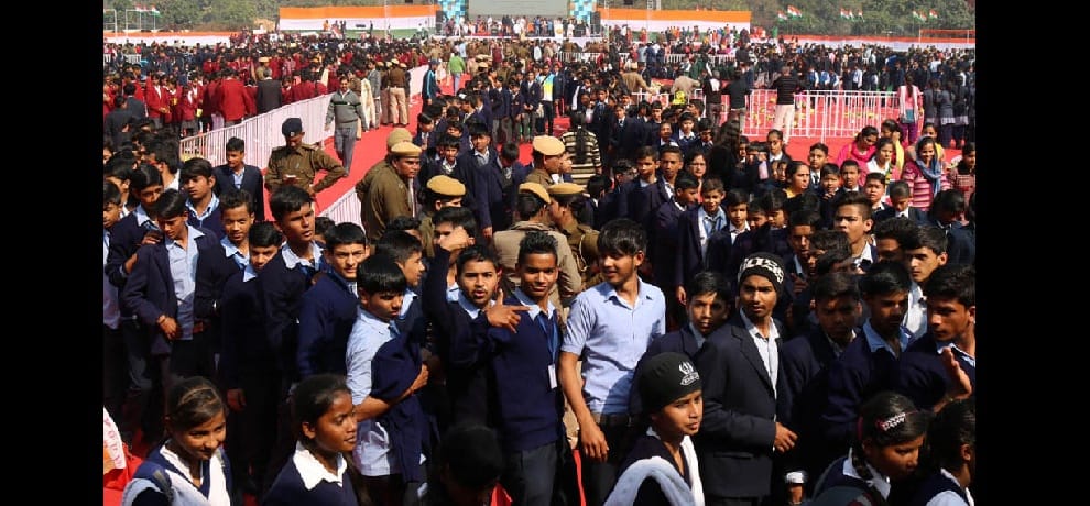 Look, when a song began to bounce around 51000 students with CM