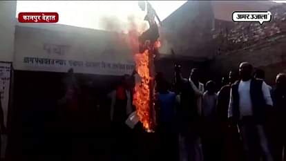 BJP WORKERS PROTEST AND BURN EFFIGY OF STATE PRESIDENT KESHAV PRASAD MAURYA 