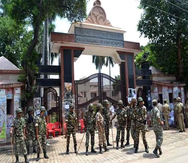 professor and student fight in kashi vidyapith