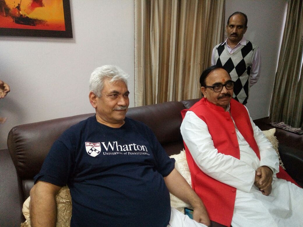 two central ministirs reach varanasi for compramise with dada
