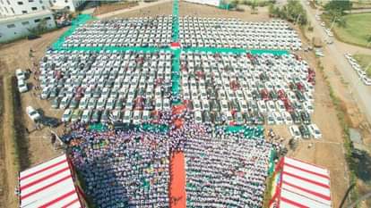Surat diamond merchant gives away 1200 cars as bonus