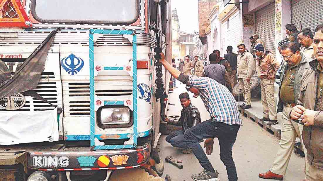 throwing stone on police
