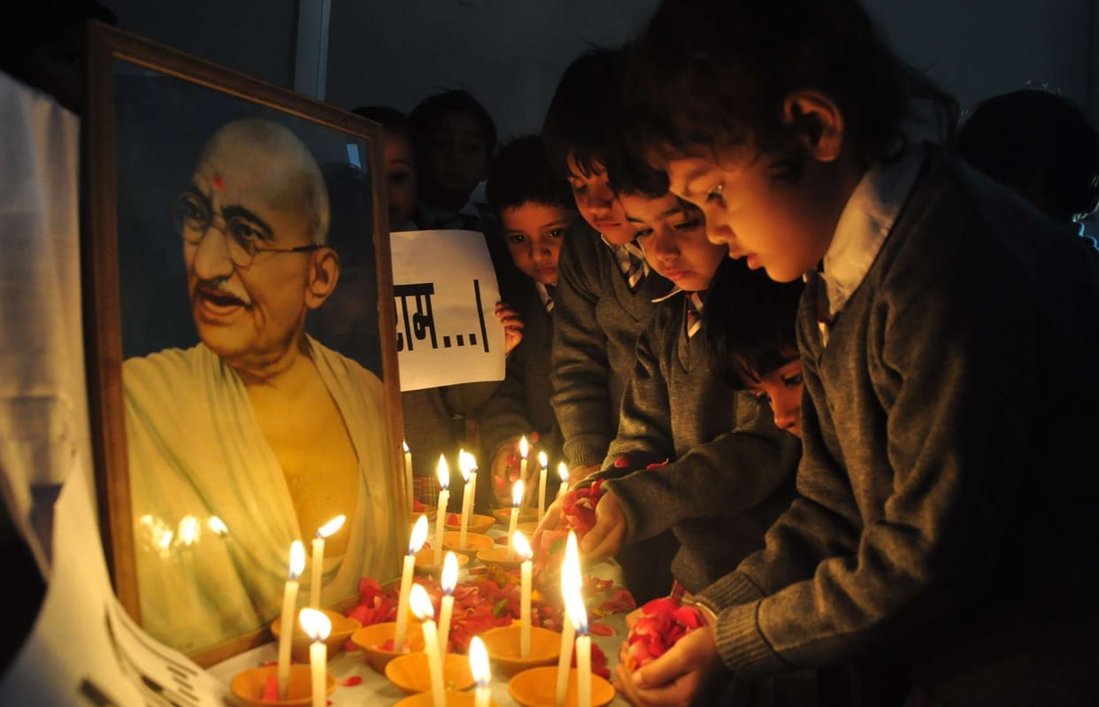 Gandhi on death anniversary salute