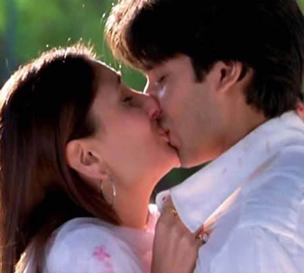 shahid kapoor and kareena kapoor smooch video viral
