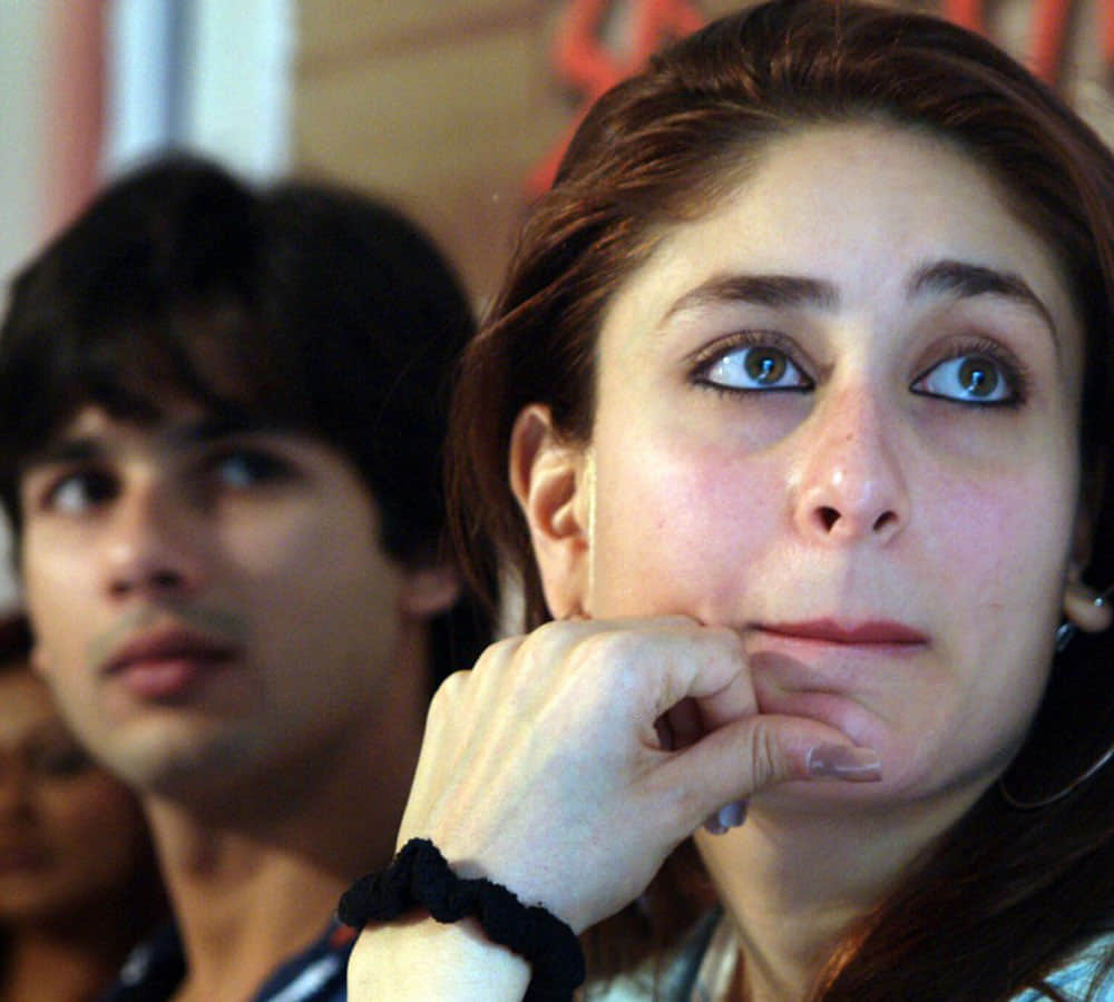 shahid kapoor and kareena kapoor smooch video viral