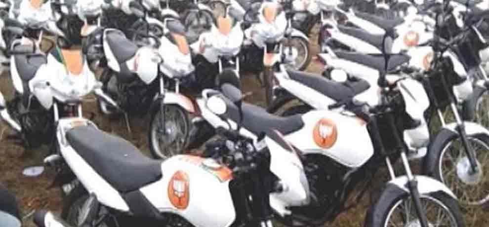 Three young men who fled bike stolen in broad daylight