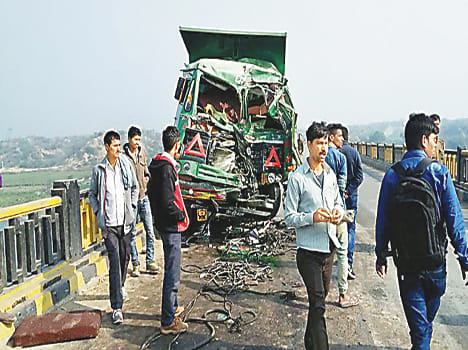 3 injured in truck dumper collision