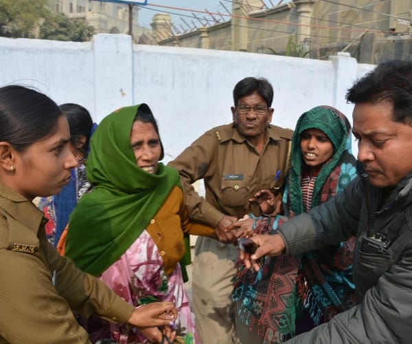 women tried to commit suicide infront of lucknow vidhan bhawan