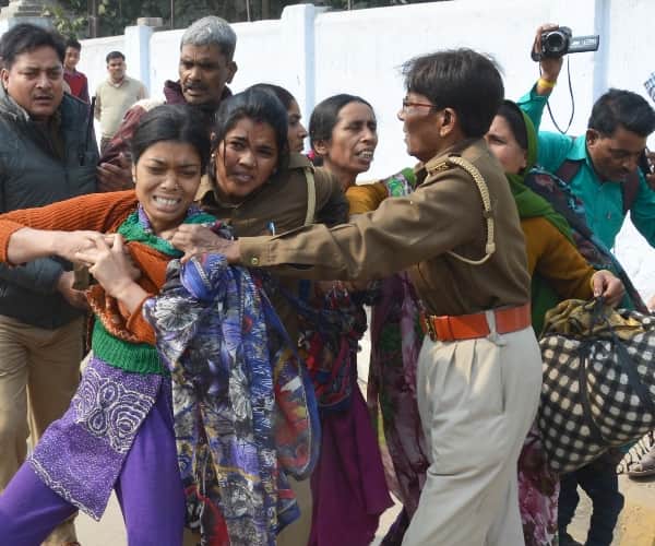 women tried to commit suicide infront of lucknow vidhan bhawan