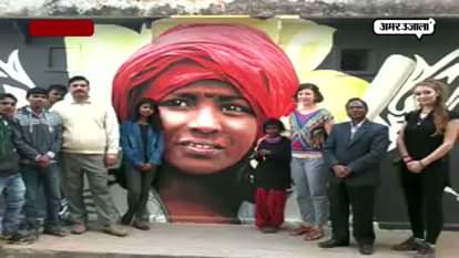 AMERICAN SCHOLAR PRESENTS MURAL ART IN VARANASI