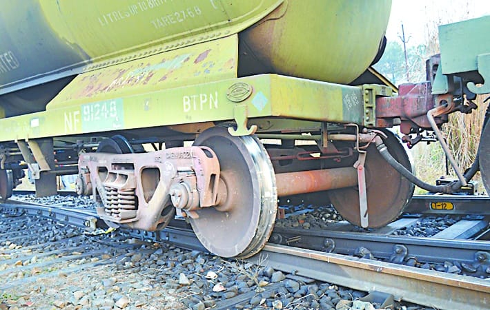 Oil wagon wheels derailed