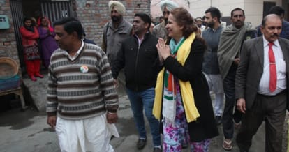 navjot kaur sidhu campaigning in amritsar east on place of navjot sidhu