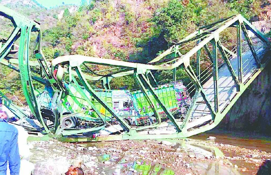 Madanpur-Naini bridge fell on the road, two dead, 3 injured