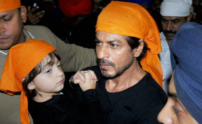 actor shahrukh khan with son abram at golden temple amritsar to pray for raees success
