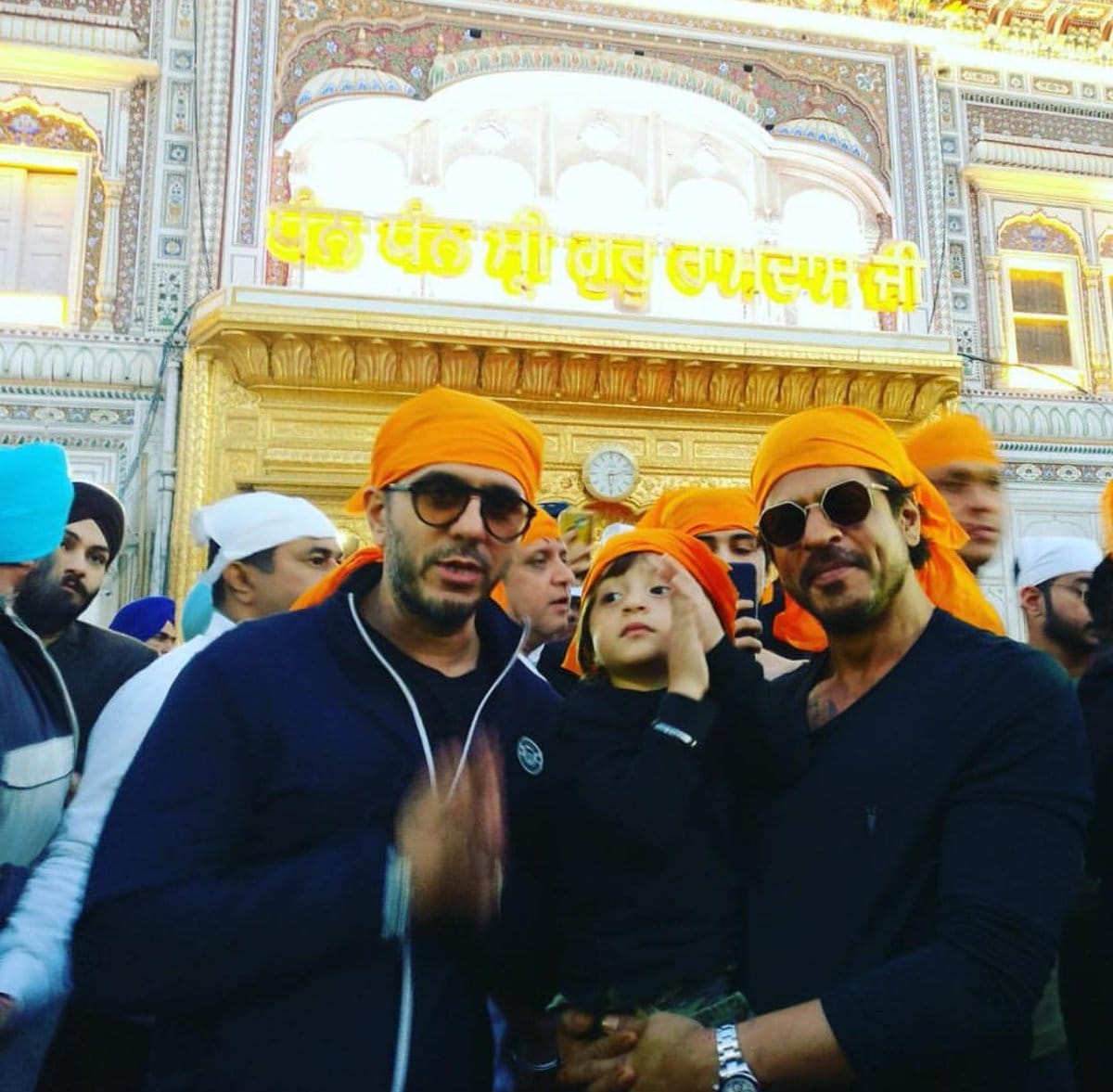actor shahrukh khan with son abram at golden temple amritsar to pray for raees success