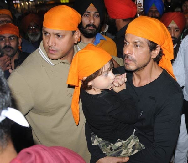 actor shahrukh khan with son abram at golden temple amritsar to pray for raees success