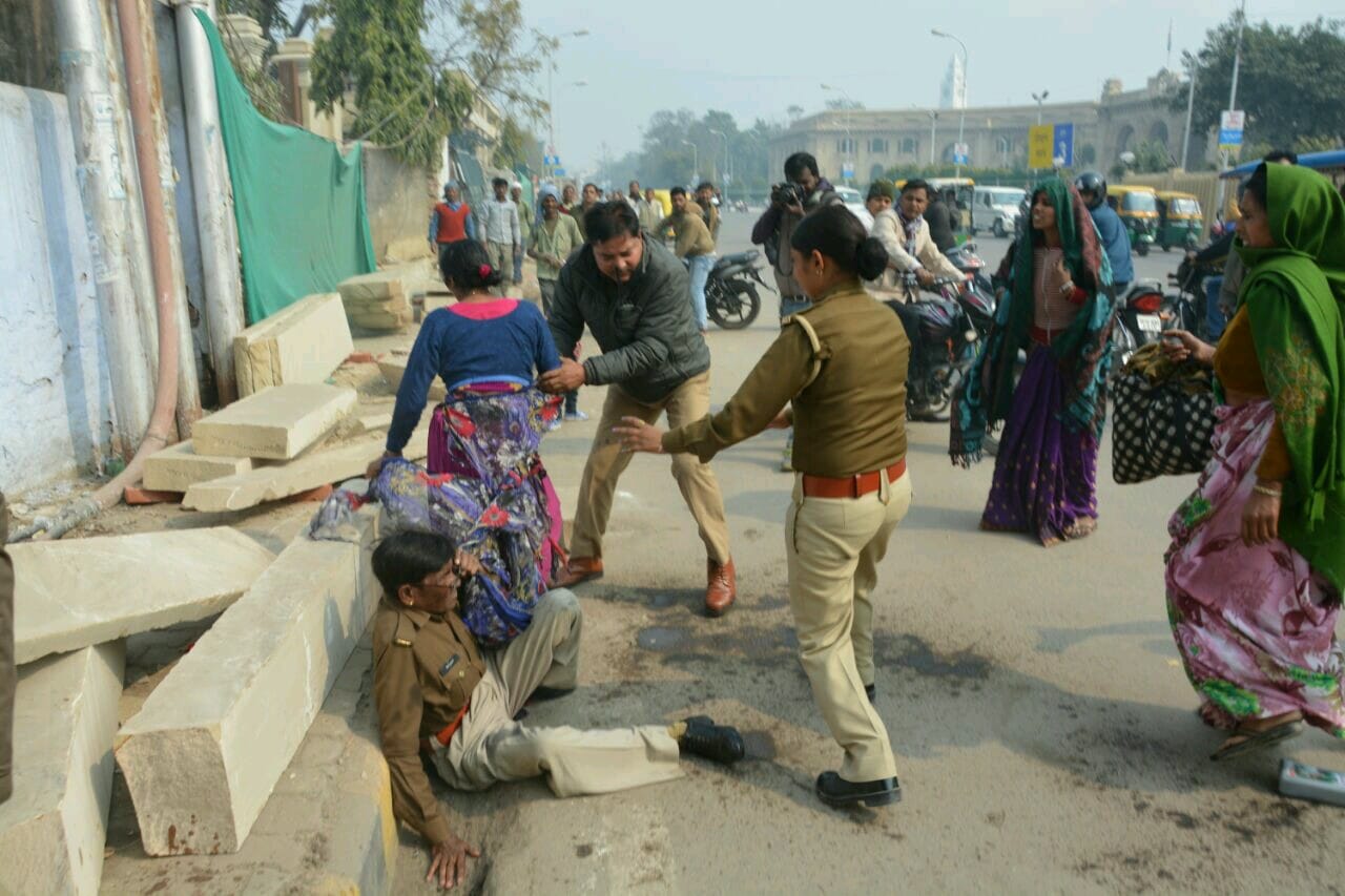 women tried to commit suicide infront of lucknow vidhan bhawan