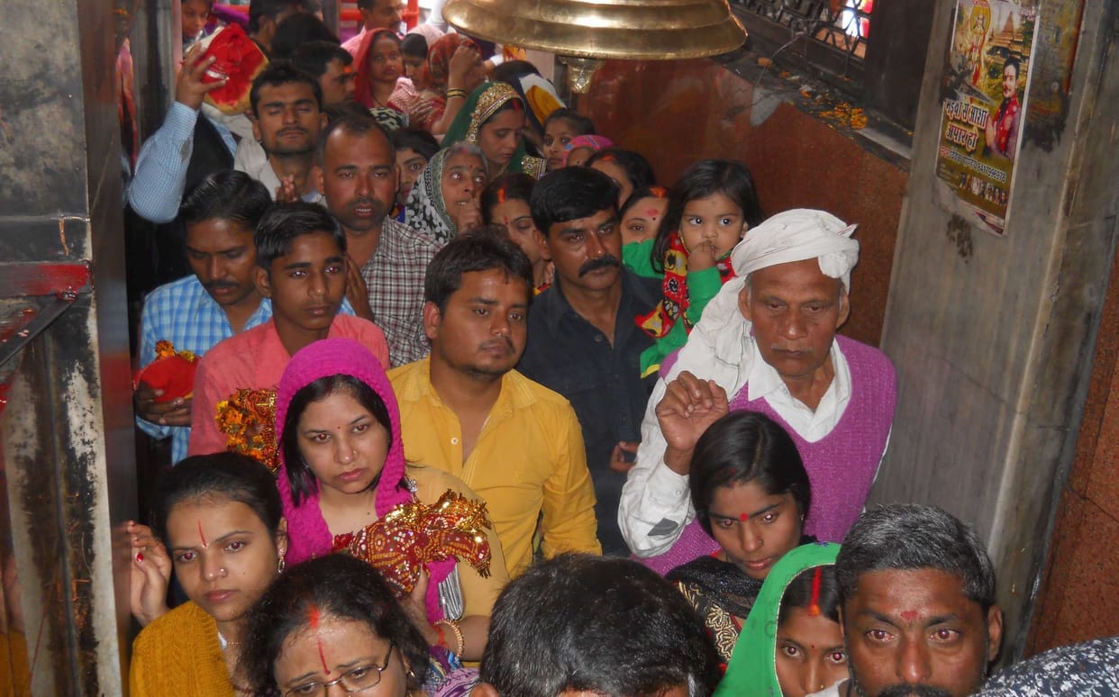 Panda beaten the devotees on the line break opposition in vindhyachal 