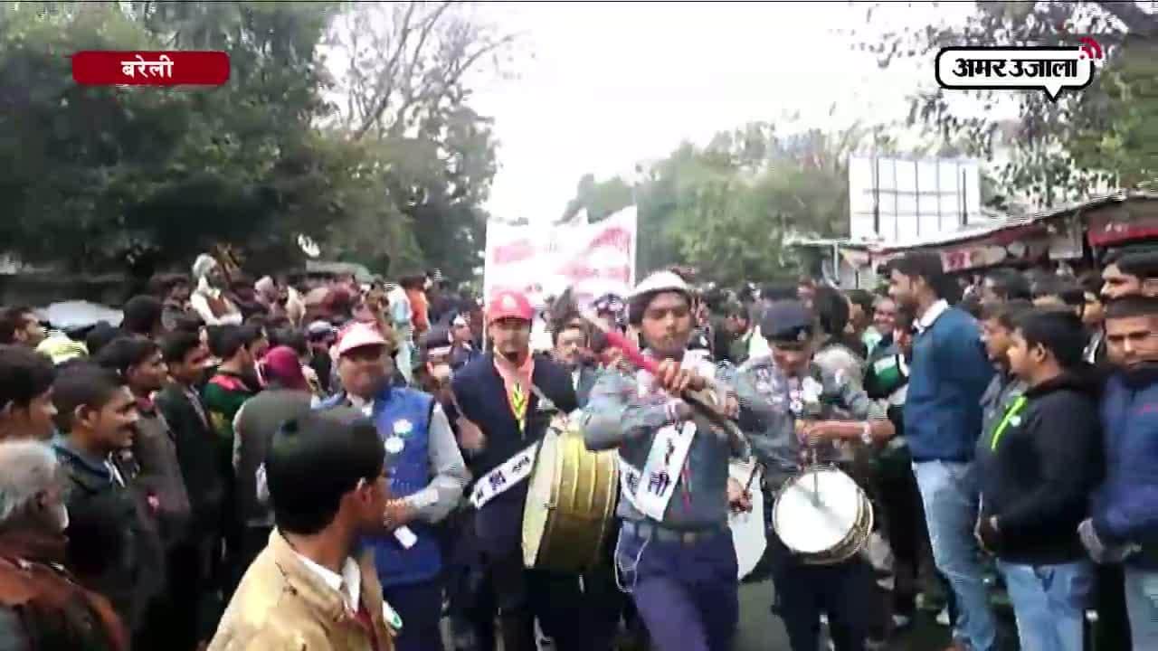 बरेली में बैंड बाजे के साथ बच्चों ने क्यों निकाली रैली 