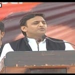 चुनावी रैली को संबोधित करते अखिलेश