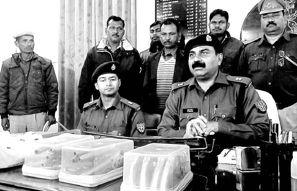 Dealers of artillery near the big post office arrested