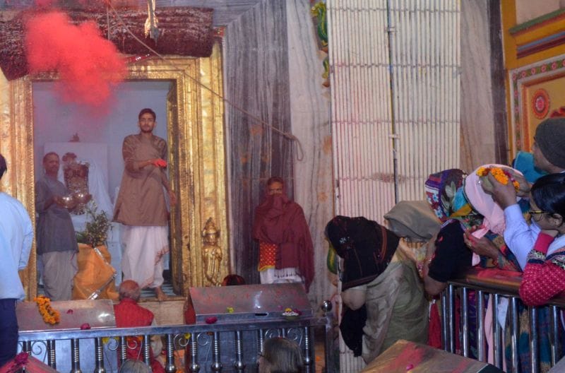 candidate contesting election in gujrat doing prayer in mathura