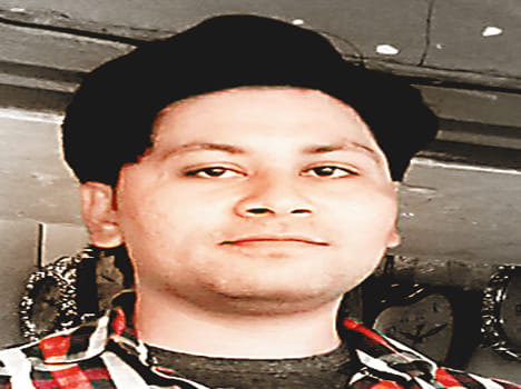 The young man fell from the roof of monkey attacks, death
