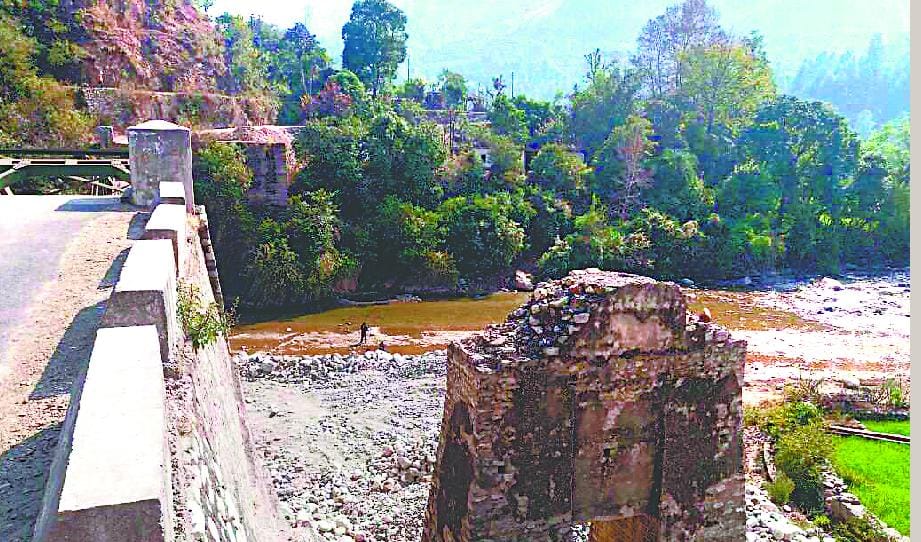Bridge collapse six villagers in distress