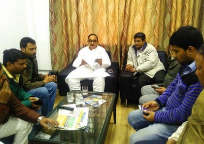 two central minister in varanasi, tal with angry worker