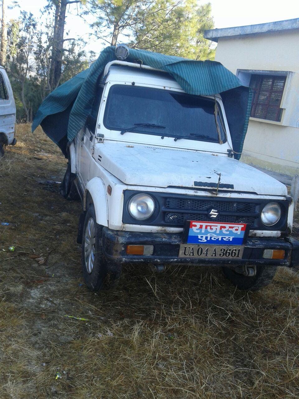 Maoist try to burn tehsildar vehicle 