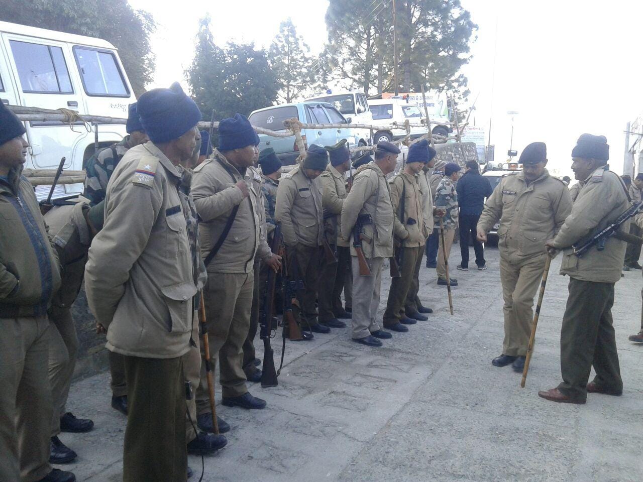Maoist try to burn tehsildar vehicle 