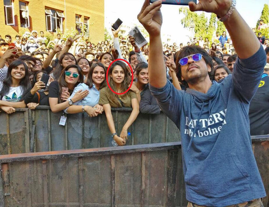girls kissed shahrukh khan on his birthday