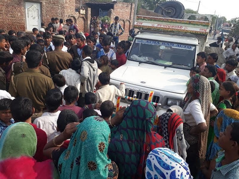 public stoped the traffic after death of the student