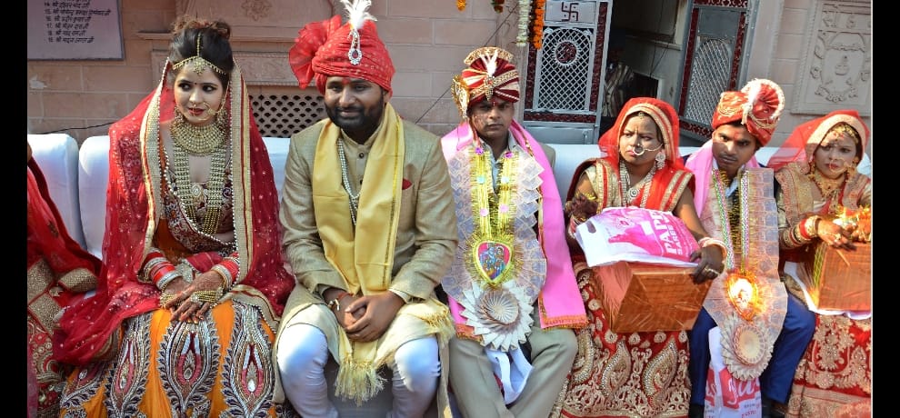 aap mla vishesh ravi married in samuhik vivah