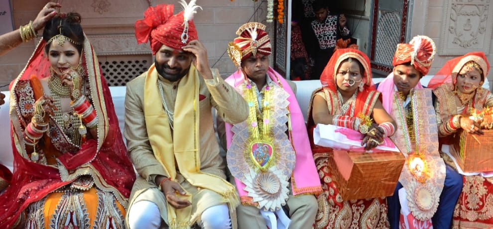 aap mla vishesh ravi married in samuhik vivah