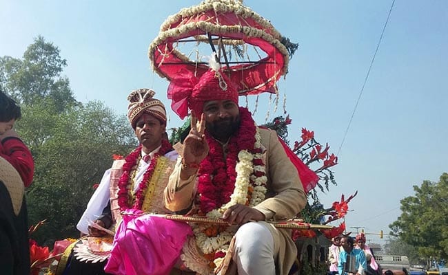 aap mla vishesh ravi married in samuhik vivah