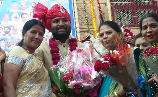 aap mla vishesh ravi married in samuhik vivah