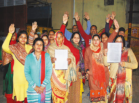 Angry women do not permit vehicles to school