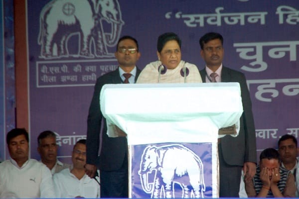 up mein kaanoon vyavastha pooree tarah dhvast aur gundaagardee charam par