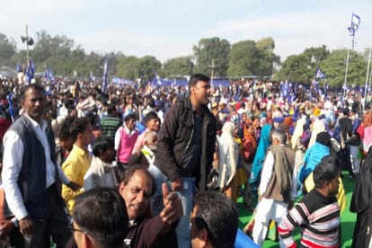 up mein kaanoon vyavastha pooree tarah dhvast aur gundaagardee charam par