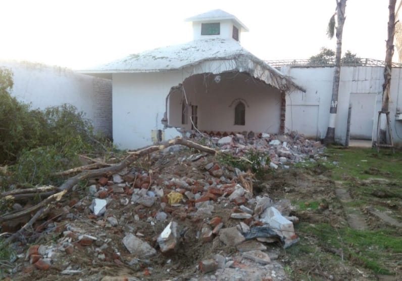 aashram ke paartanaron mein vivaad, sai baba ki murti todi