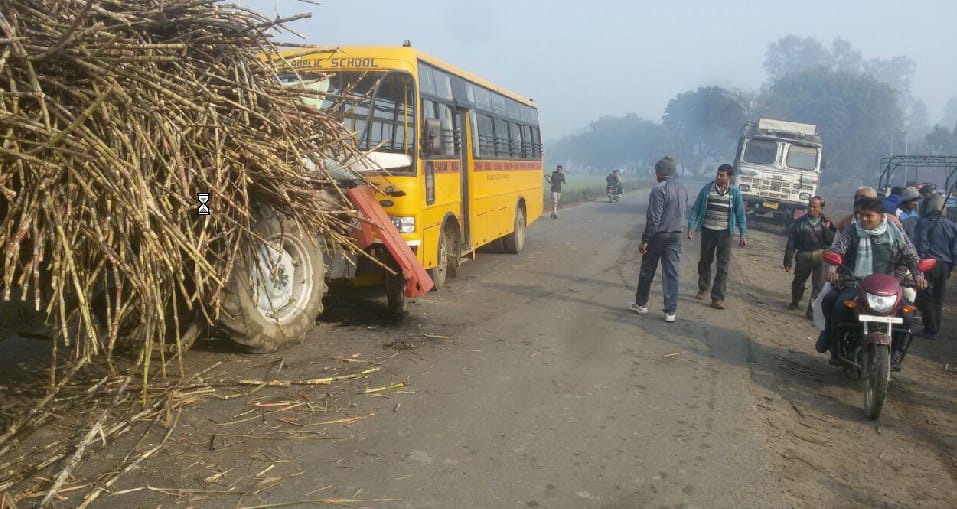School bus quad-trolley Strikes, accident averted