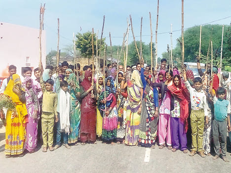Police fired at farmers sticks Krela Aenji