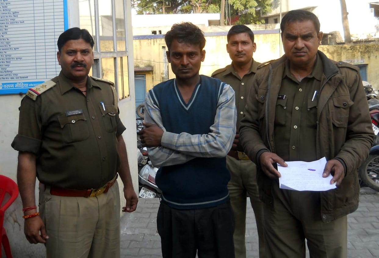 Giving false information to loot arrested.