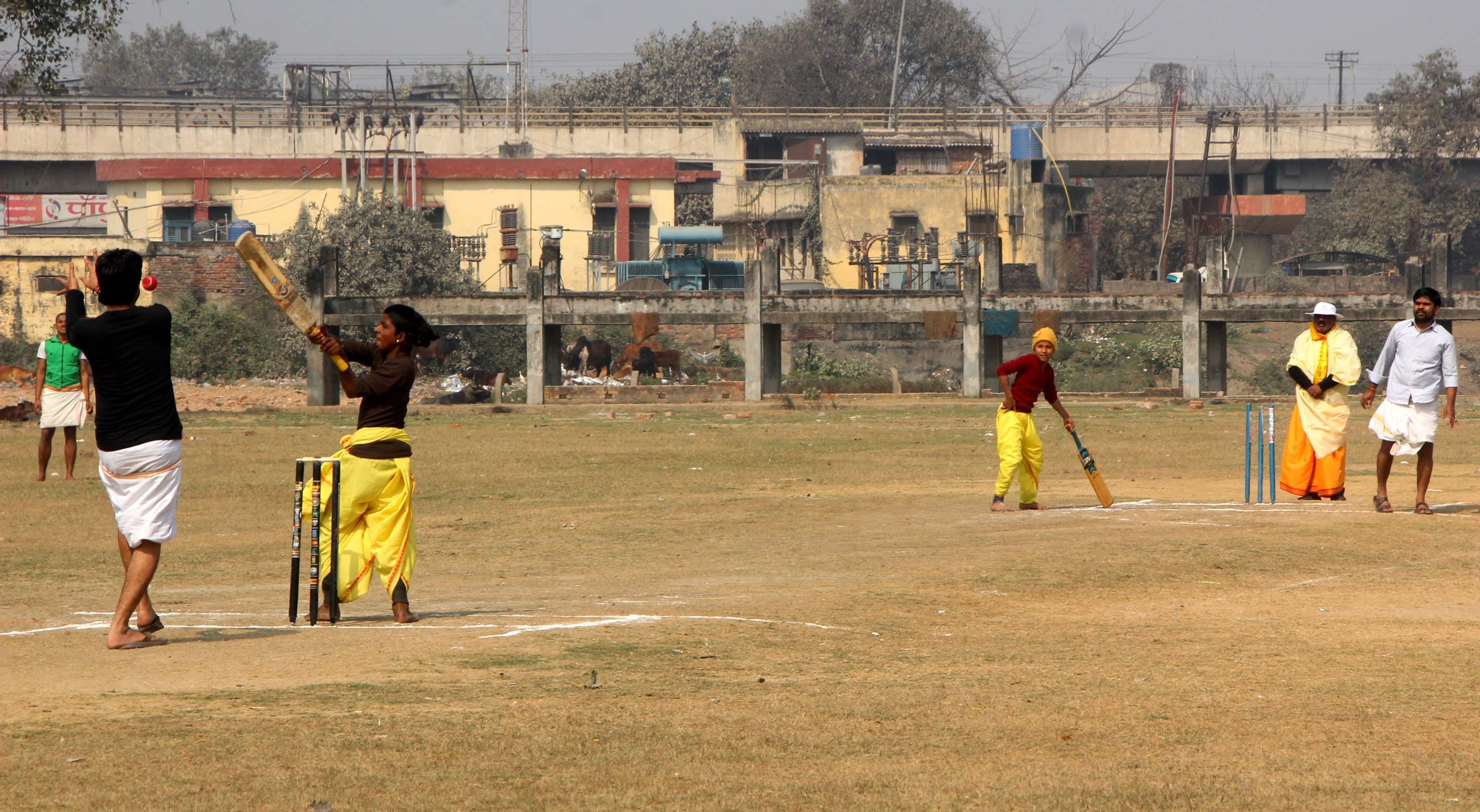student playing cricket with dhoti and kurta in varanasi