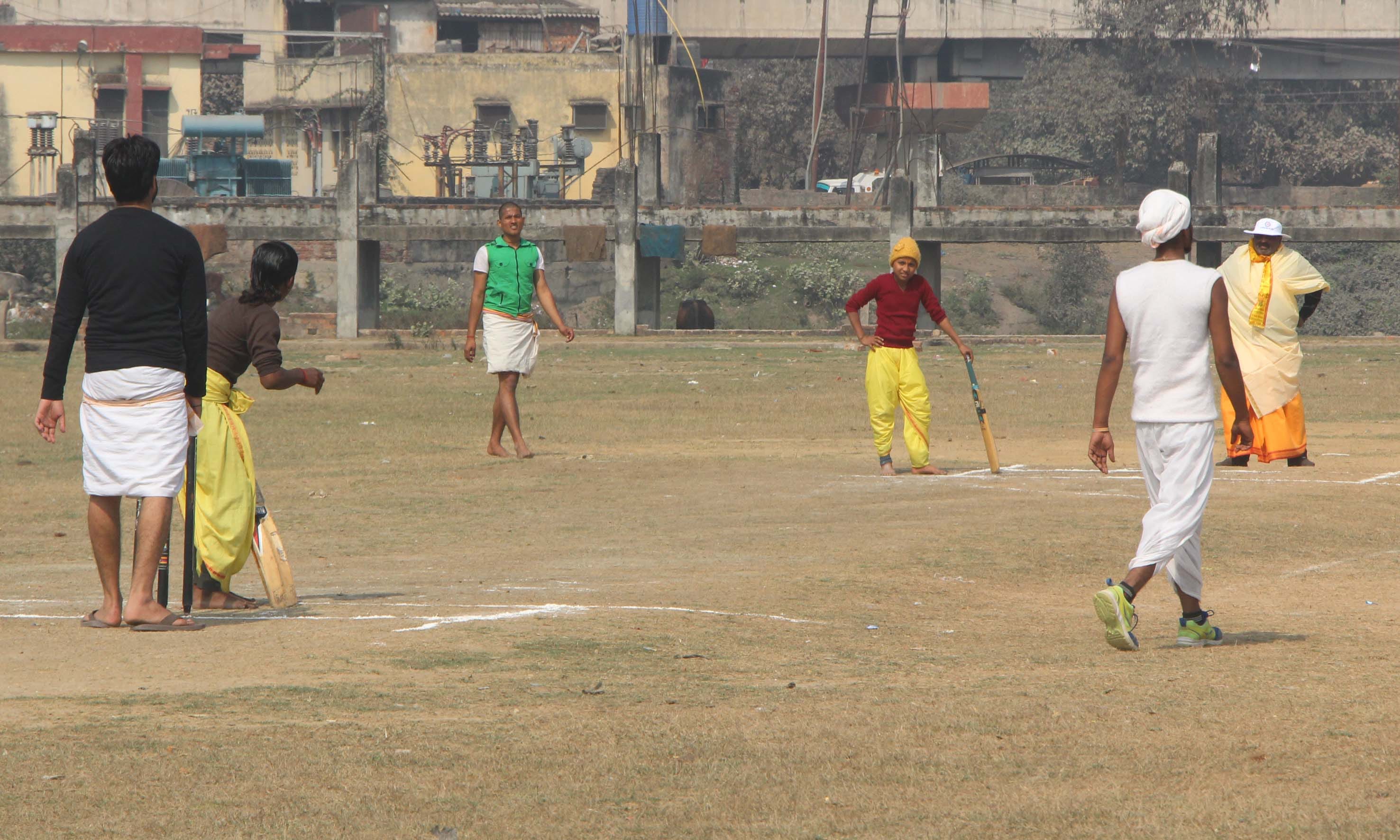 student playing cricket with dhoti and kurta in varanasi