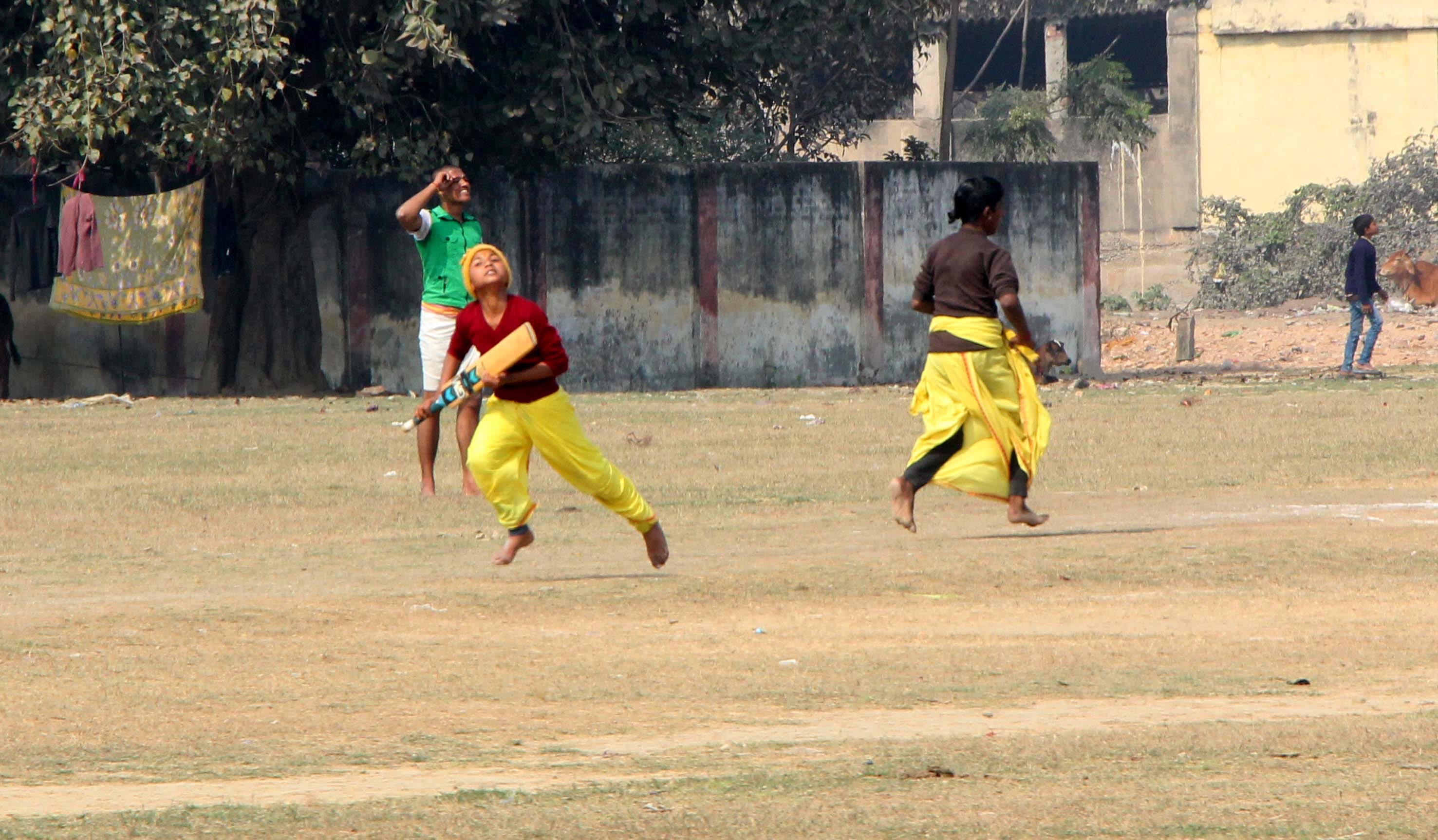 student playing cricket with dhoti and kurta in varanasi